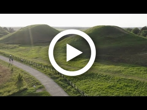 Gamla Uppsala Museum och de monumentala gravhögarna i Gamla Uppsala fornlämningsområde.