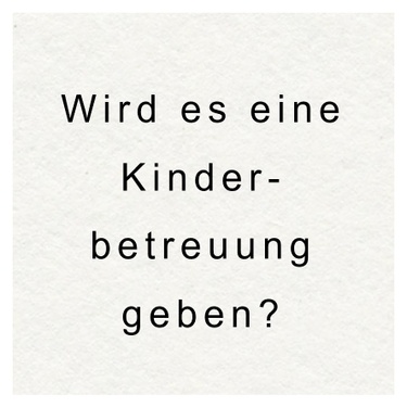 Ja, es wird eine Betreuung für Kinder in sicherem Umfeld geben, sodass Eltern entspannen können. Die Betreuerin wird Italienisch und Englisch sprechen.