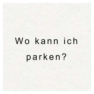 An der Villa Hamalia gibt es Parkmöglichkeiten in der Zufahrt sowie unterhalb des Tors. Ein Parkservice wird euch einweisen.
