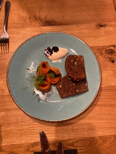 Gin-cured salmon, buttered rye, crème fraîche & caviar