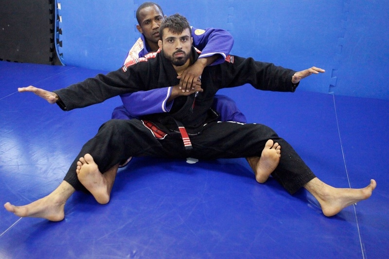 Brazilian Jiu-Jitsu lesson: From sitting guard, Fernando ...