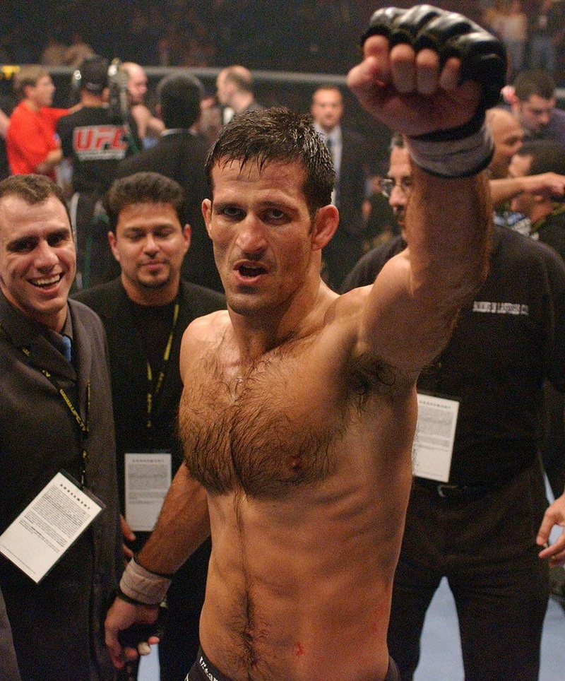 Murilo Bustamante logo após finalizar duas vezes Matt Lindland no UFC, em maio de 2002.
