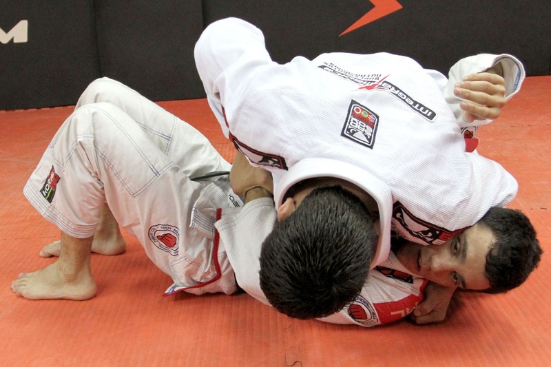 Brazilian Jiu-Jitsu: Erick Silva ensina um triângulo partindo do cem quilos