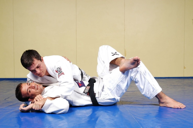 BJJ techniques: Vinicius "Draculino" Magalhães teaches a choke technique starting from side control