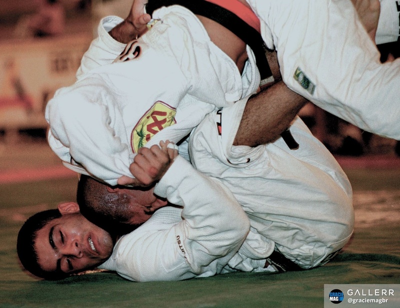 Vitor Shaolin tenta desequilibrar Paulo Coelho no Amazonas, em junho de 1998.