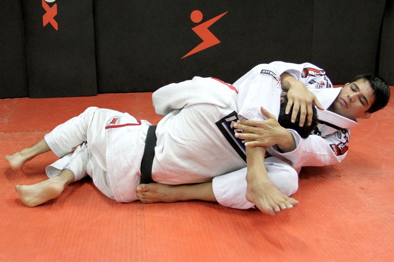 Brazilian Jiu-Jitsu: Erick Silva ensina um triângulo partindo do cem quilos
