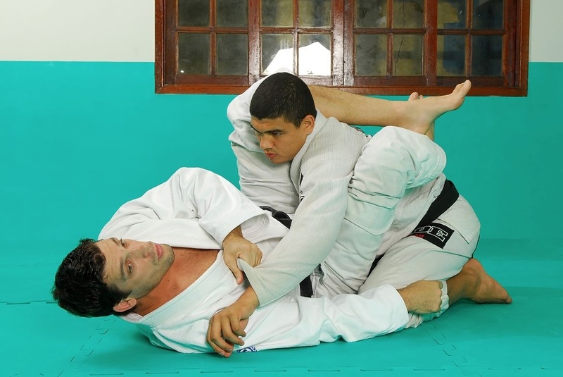 BJJ techniques: Marcio Pé-de-Pano Cruz teaches how to apply an armbar starting from the triangle choke.