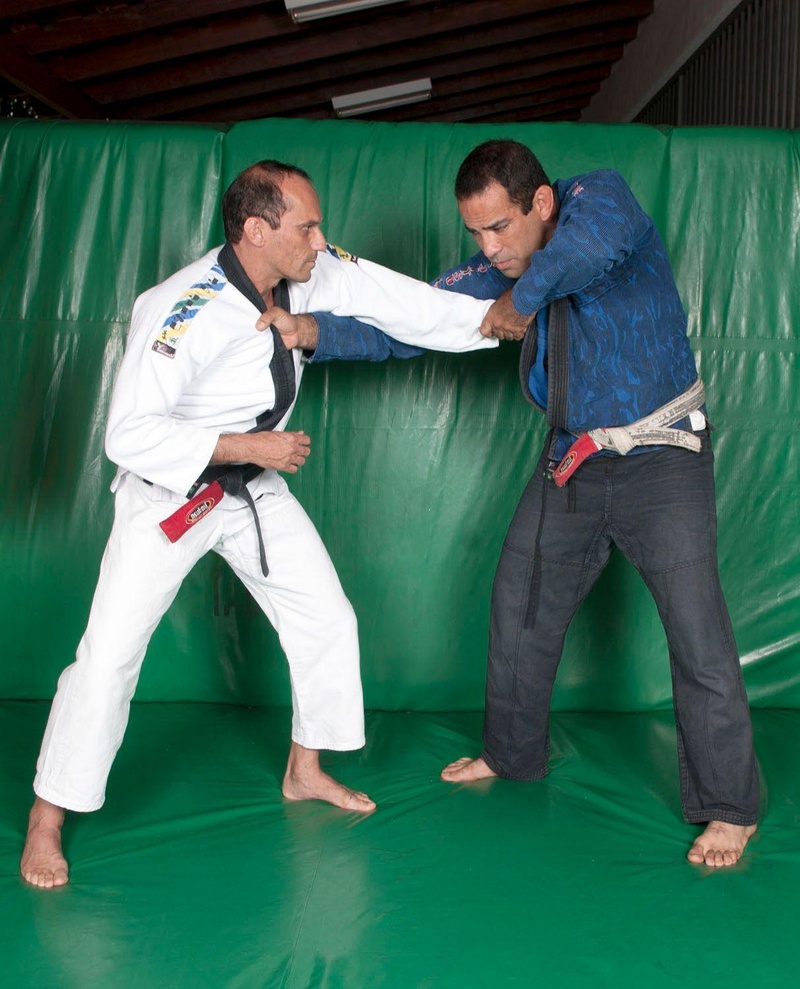 Ataíde Junior mostra como derrubar e cair na lateral do oponente