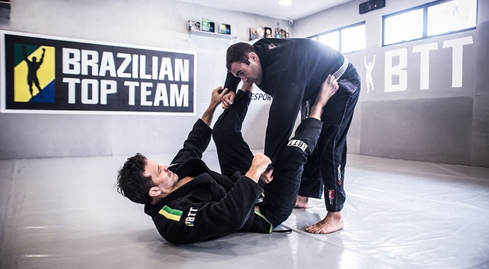 Brazilian Jiu-Jitsu technique: Murilo Bustamante teaches a lapel sweep with De la Riva hook