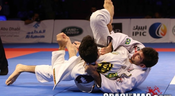 Brazilian Jiu-Jitsu lesson: Lucas Lepri teaches a trick to control and apply the choke from the back