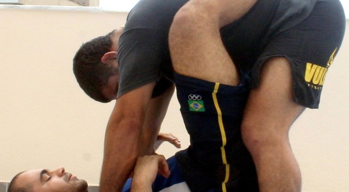 Brazilian Jiu-Jitsu technique: Paulão Filho teaches a stacking guard pass