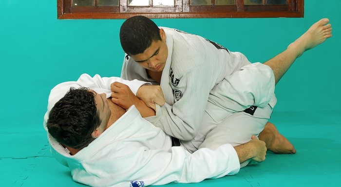 BJJ techniques: Marcio Pé-de-Pano Cruz teaches how to apply an armbar starting from the triangle choke.