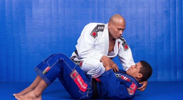 BJJ techniques: Learn from Ronaldo Jacaré a lapel choke with knee on belly