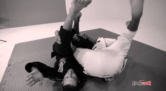 Brazilian Jiu-Jitsu: Erberth Santos ensina um giro para as costas partindo da meia guarda