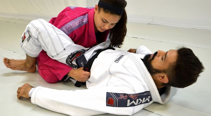 Brazilian Jiu-Jitsu lesson: Mario Reis teaches a trick to apply a triangle from open guard