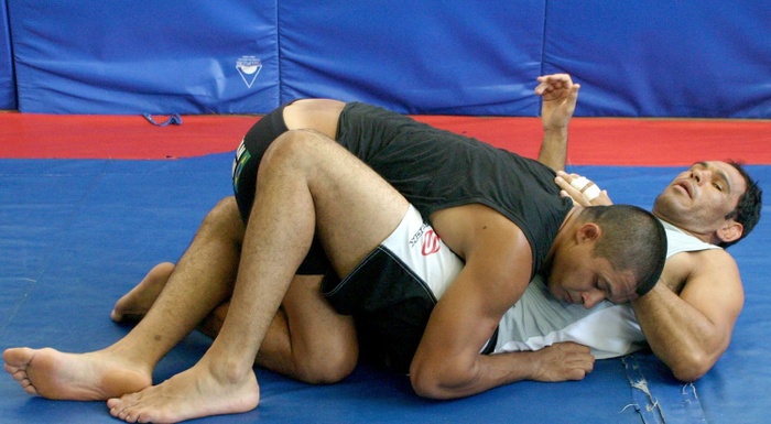 Rogério Minotouro ensina como pegar as costas usando o leg-drag