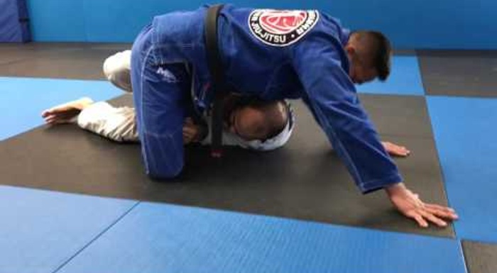BJJ: Control your opponent's shin and sweep from half-guard