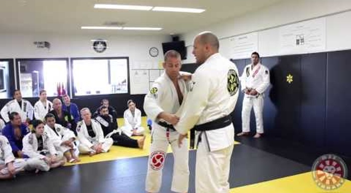 BJJ: Xande Ribeiro teaches how to break your opponent's grip with one hand
