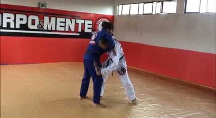 Faixa-preta de Jiu-Jitsu ensina como defender a guilhotina e contra-atacar com um arm-lock