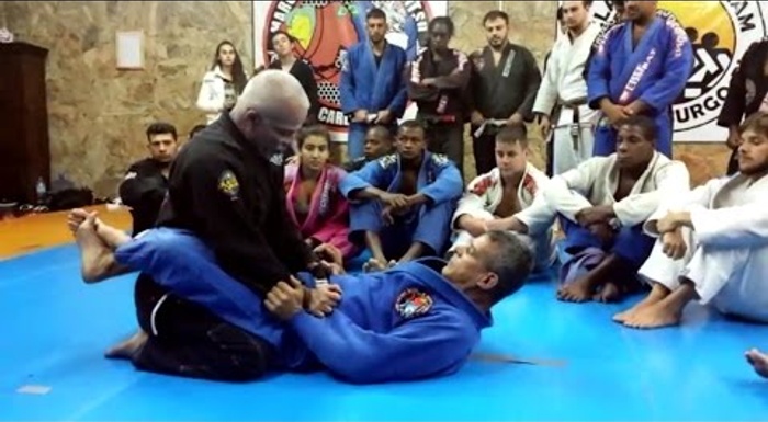 Faixa-preta de Jiu-Jitsu de Carlson Gracie ensina como passar a guarda fechada
