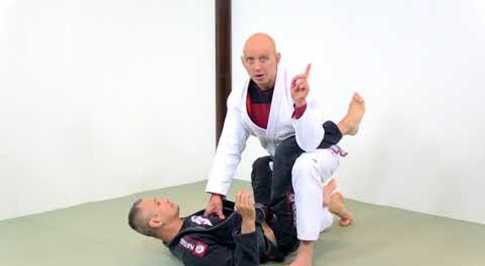3 different ways to stand up and break the closed guard in BJJ