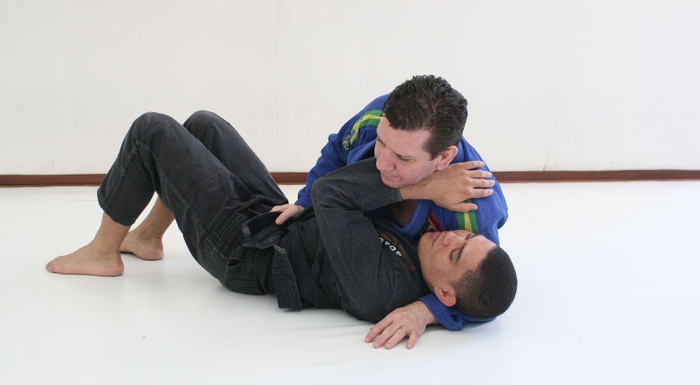 André Pederneiras teaches a choke from the side control