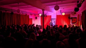Punchline Comedy | Hinterhofsalon Köln