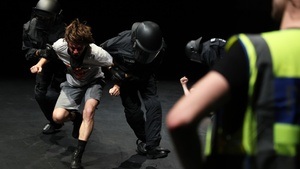 Oliver Zahn: Crowd Control