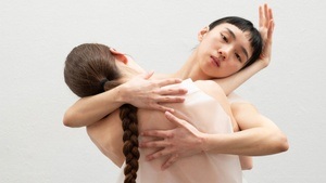 Tú Hoàng / Helge Letonja mit Of Curious Nature: »Skin Deep«