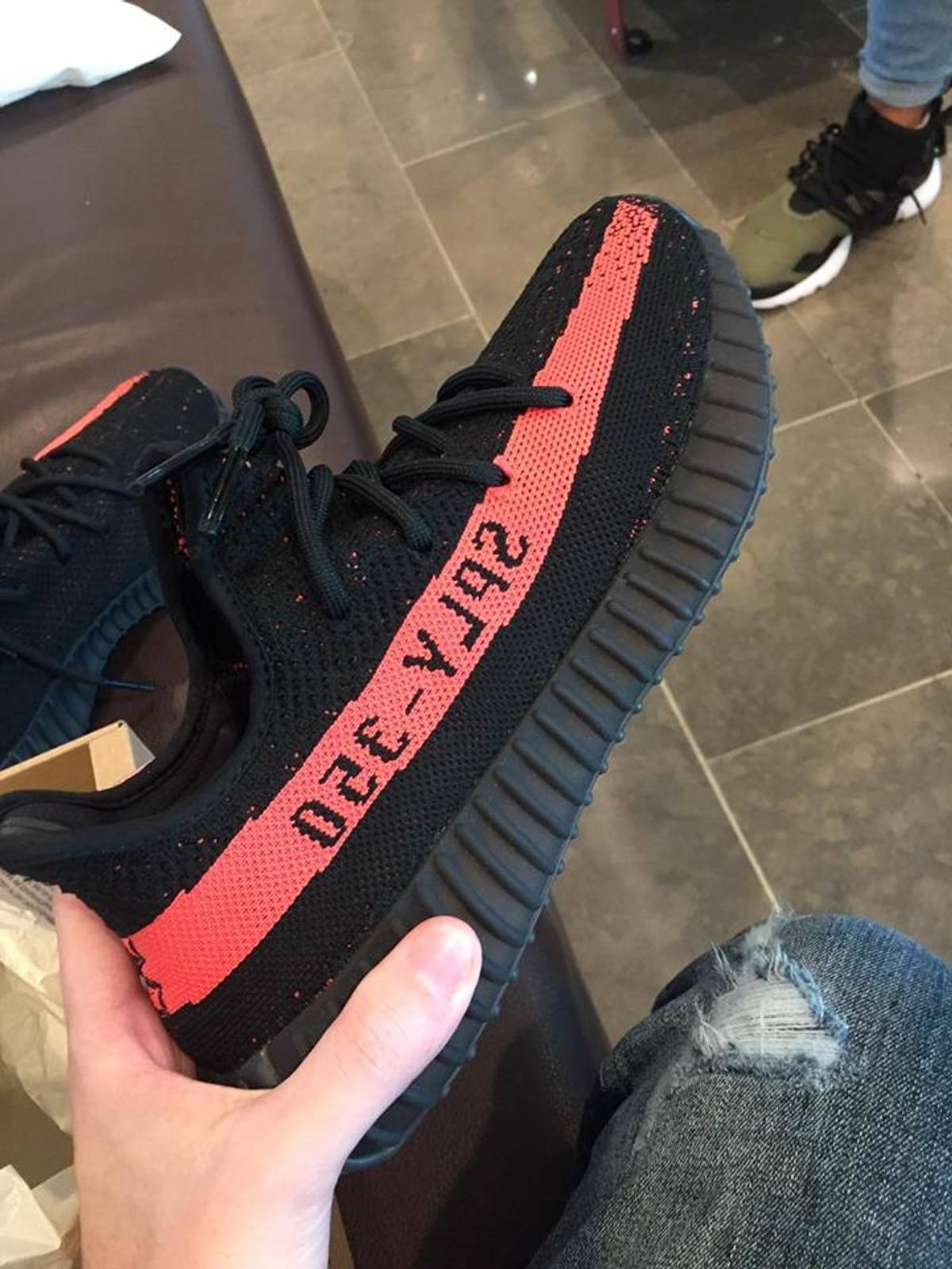 Chaussures Adidas Yeezy Boost 350 v2 BY 9612 Core Black / Red
