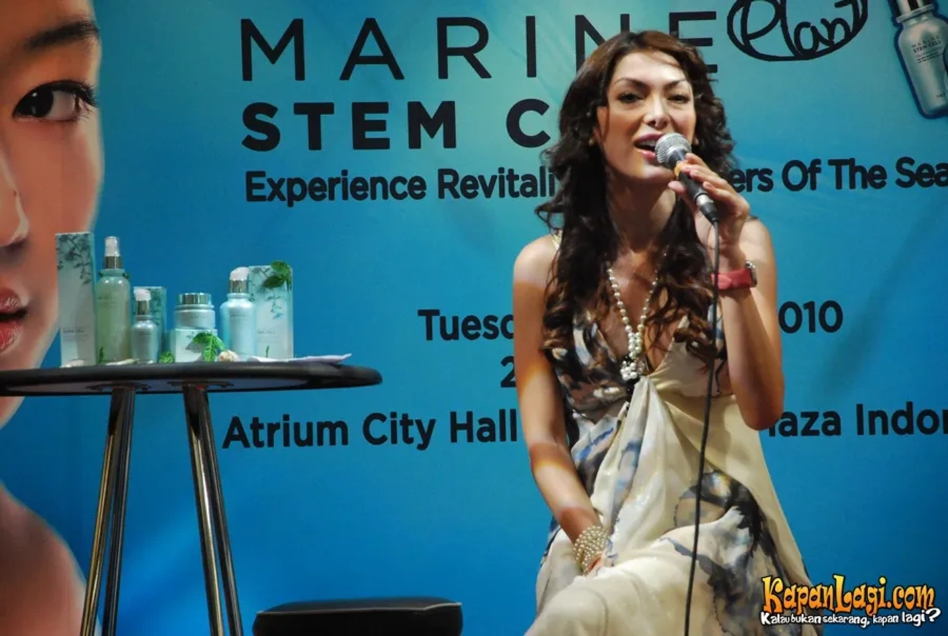 Jika Anda tidak melihat foto Aimee Juliet, kemungkinan karena foto dengan nomor tersebut tidak tersedia di Kapanlagi.com™