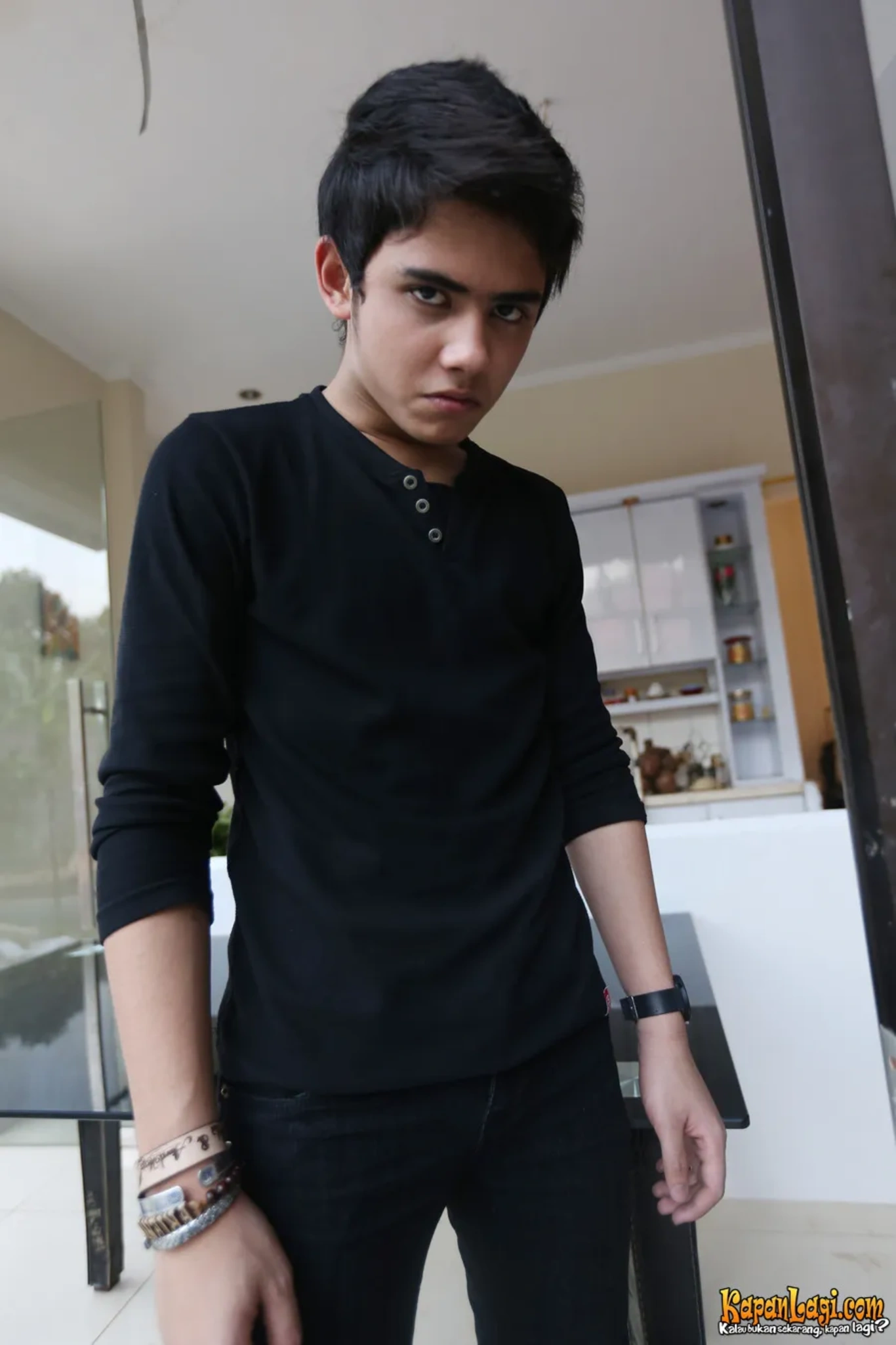 Jika Anda tidak melihat foto Aliando Syarief, kemungkinan karena foto dengan nomor tersebut tidak tersedia di Kapanlagi.com™