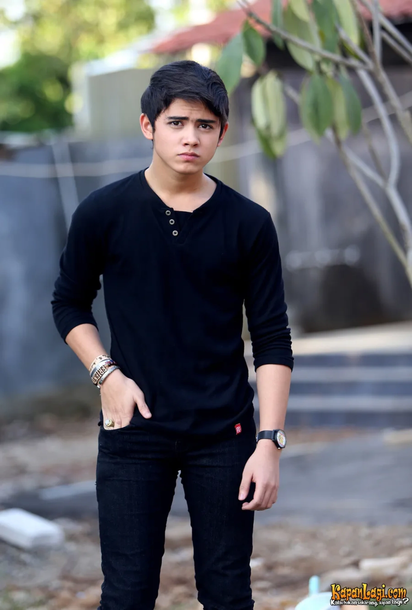 Jika Anda tidak melihat foto Aliando Syarief, kemungkinan karena foto dengan nomor tersebut tidak tersedia di Kapanlagi.com™
