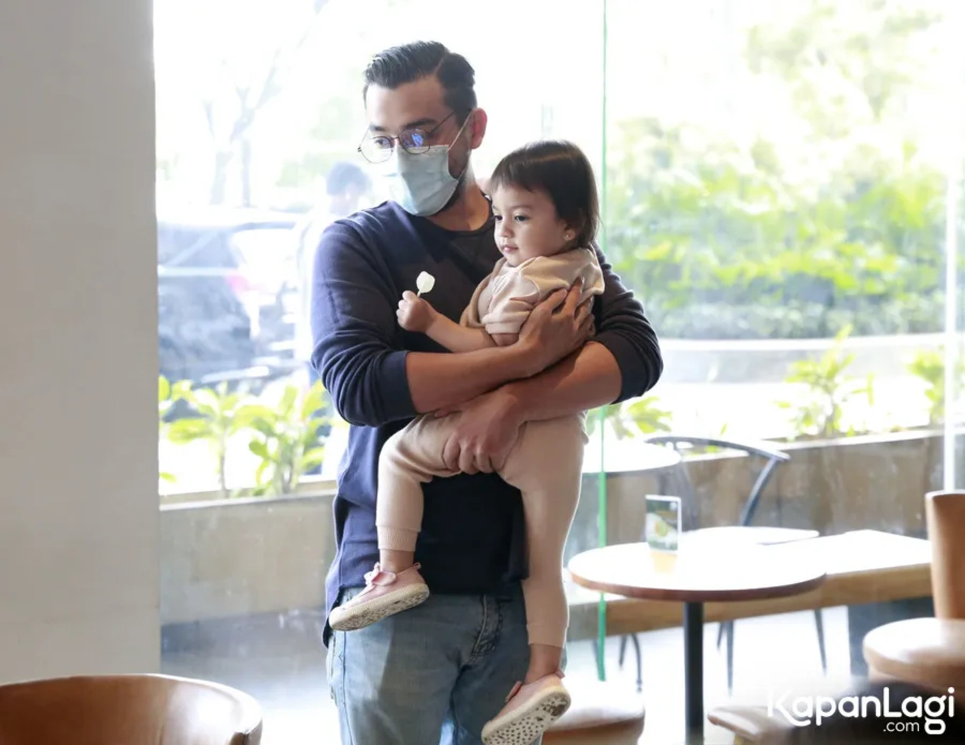 Jika Anda tidak melihat foto Aliff Ali, kemungkinan karena foto dengan nomor tersebut tidak tersedia di Kapanlagi.com™
