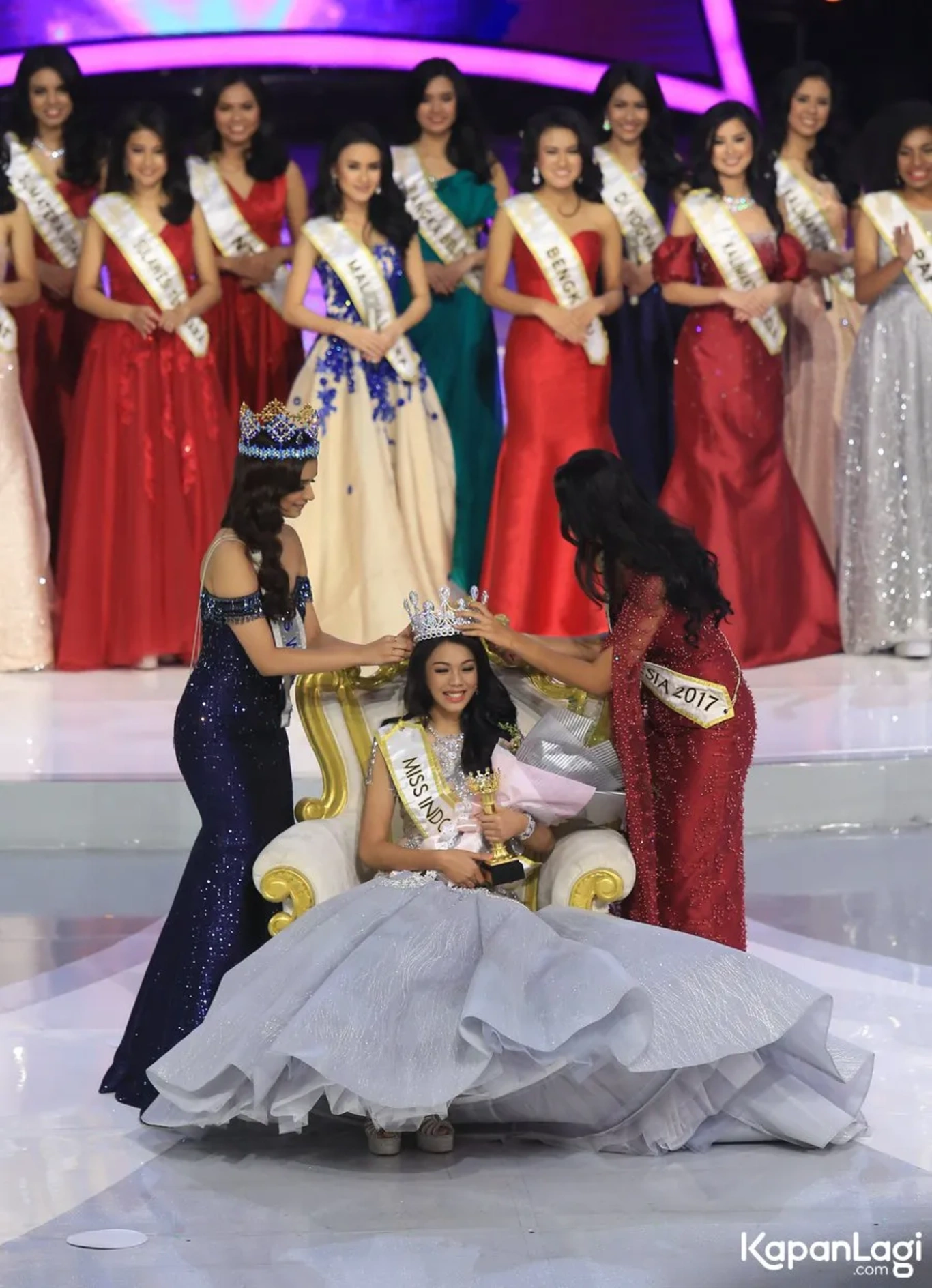 Jika Anda tidak melihat foto Alya Nurshabrina, kemungkinan karena foto dengan nomor tersebut tidak tersedia di Kapanlagi.com™