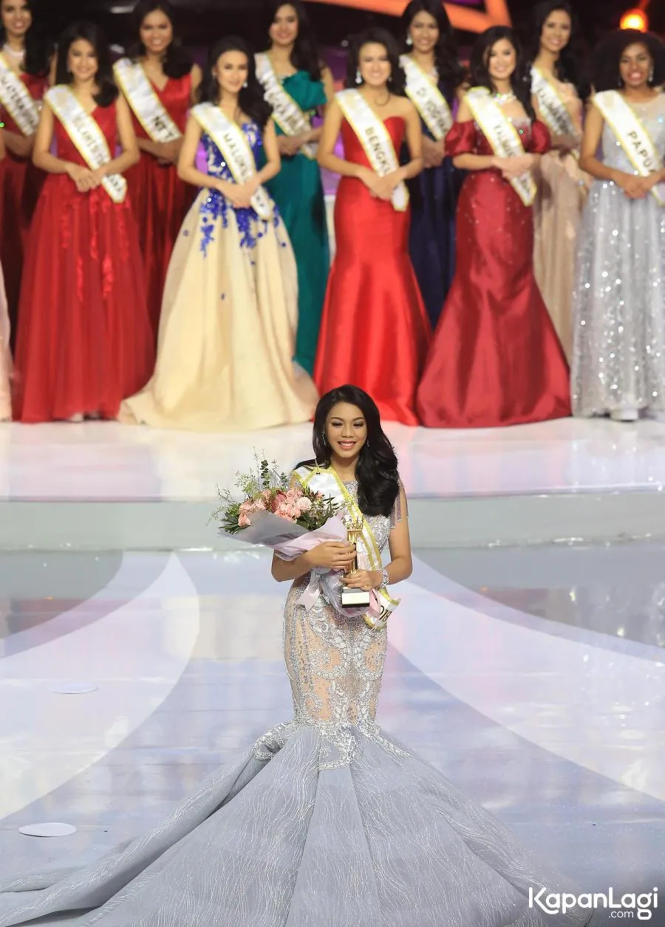 Jika Anda tidak melihat foto Alya Nurshabrina, kemungkinan karena foto dengan nomor tersebut tidak tersedia di Kapanlagi.com™