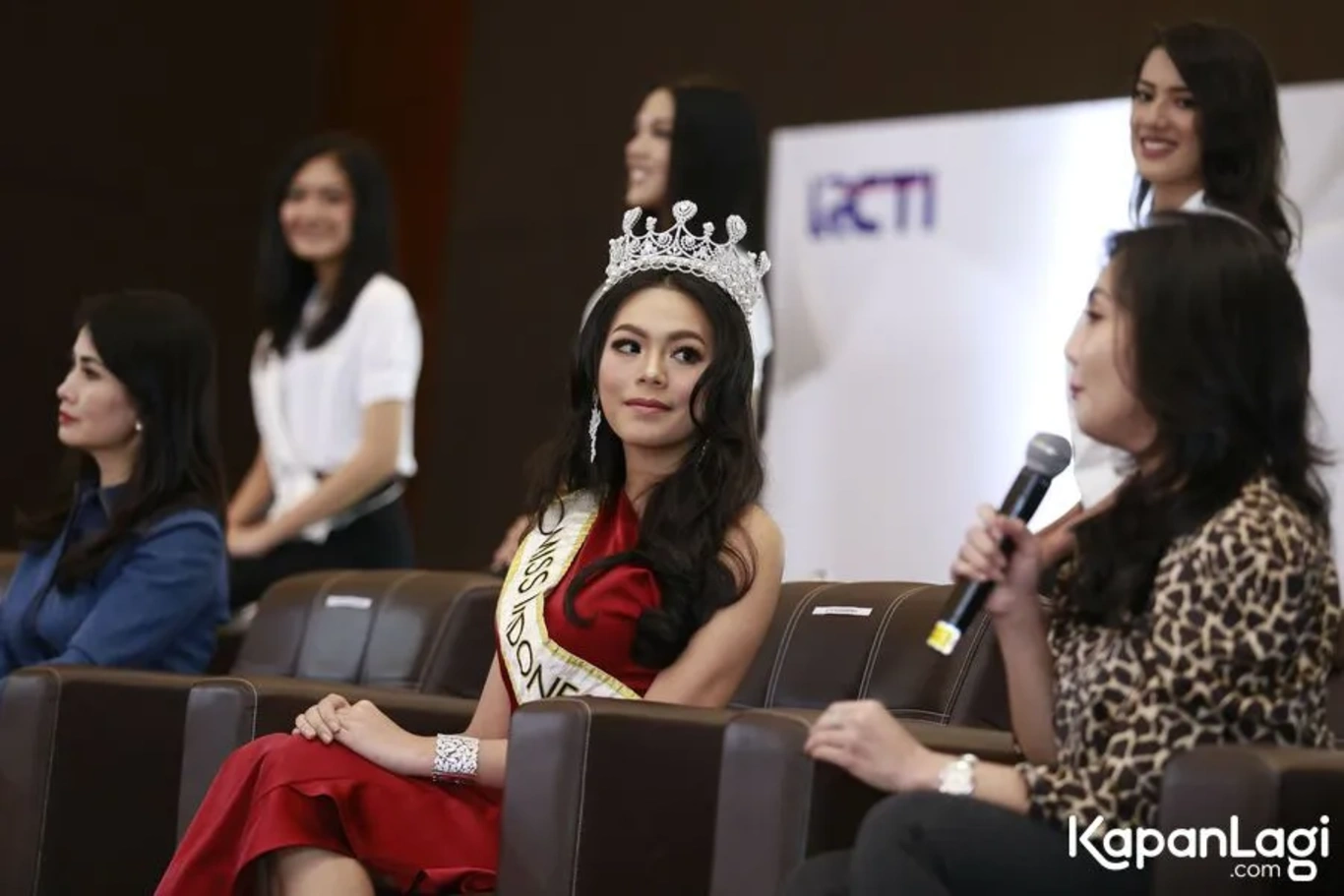 Jika Anda tidak melihat foto Alya Nurshabrina, kemungkinan karena foto dengan nomor tersebut tidak tersedia di Kapanlagi.com™