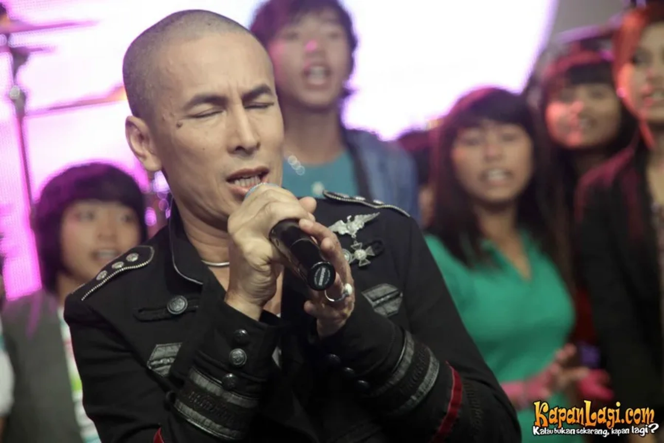 Jika Anda tidak melihat foto Amy Search, kemungkinan karena foto dengan nomor tersebut tidak tersedia di Kapanlagi.com™