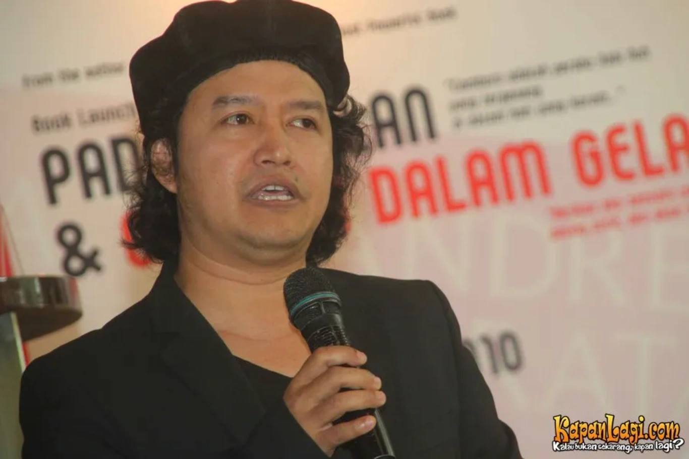 Jika Anda tidak melihat foto Andrea Hirata, kemungkinan karena foto dengan nomor tersebut tidak tersedia di Kapanlagi.com™