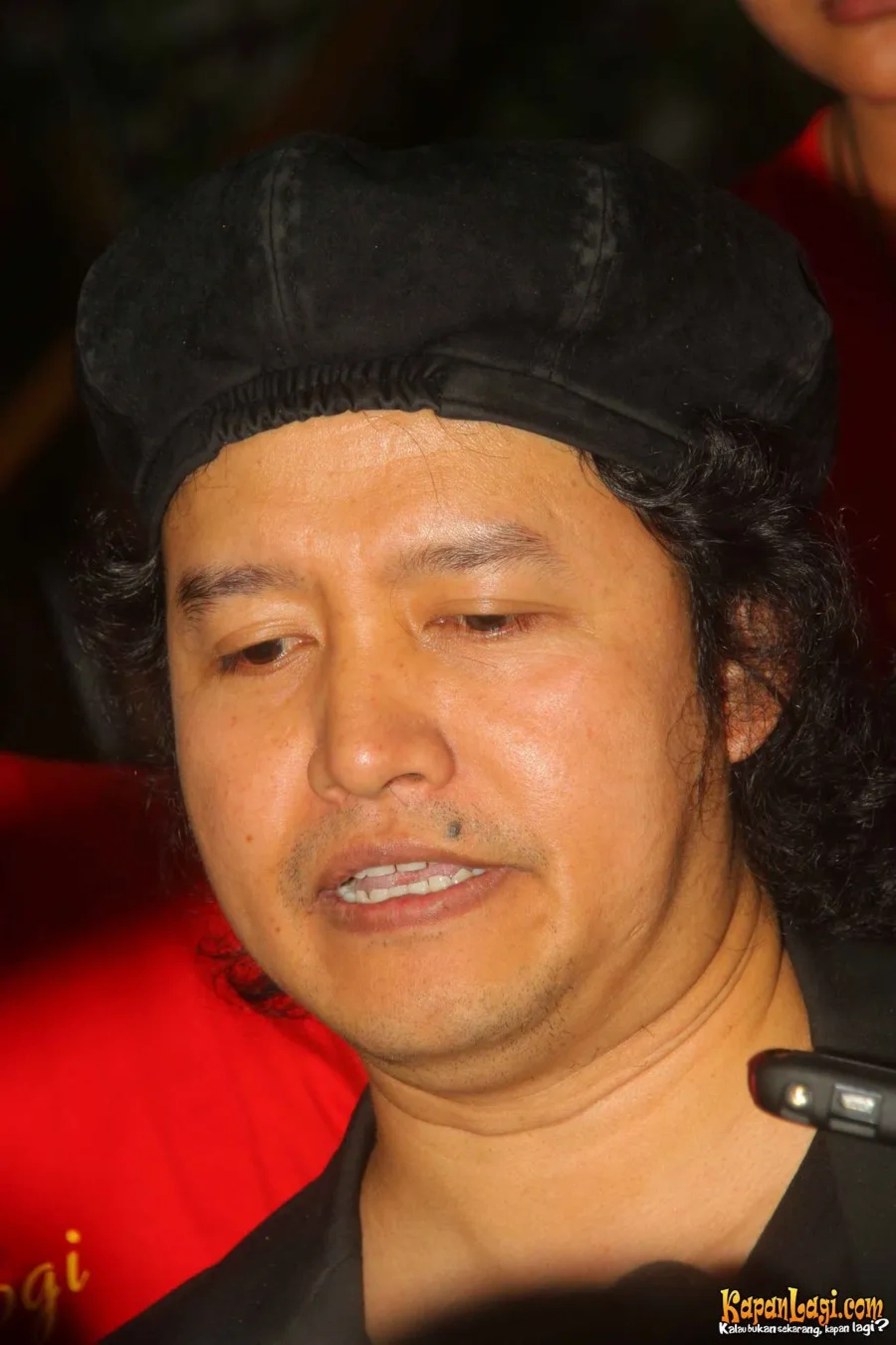 Jika Anda tidak melihat foto Andrea Hirata, kemungkinan karena foto dengan nomor tersebut tidak tersedia di Kapanlagi.com™