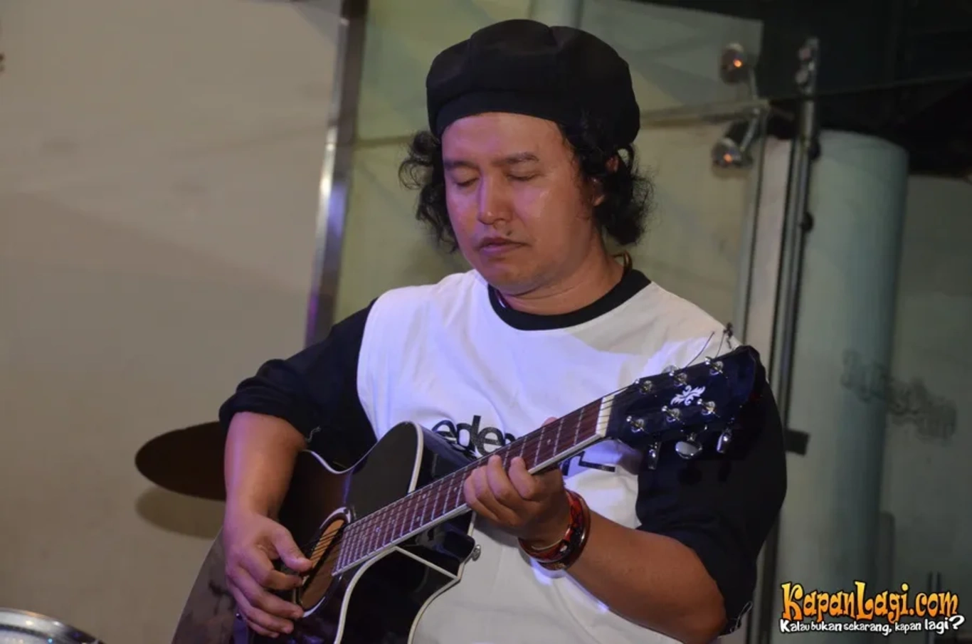 Jika Anda tidak melihat foto Andrea Hirata, kemungkinan karena foto dengan nomor tersebut tidak tersedia di Kapanlagi.com™