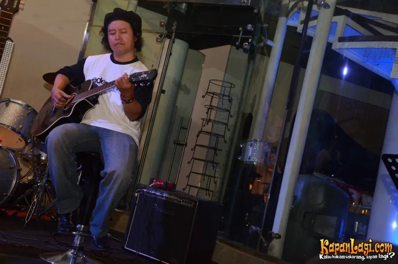 Jika Anda tidak melihat foto Andrea Hirata, kemungkinan karena foto dengan nomor tersebut tidak tersedia di Kapanlagi.com™