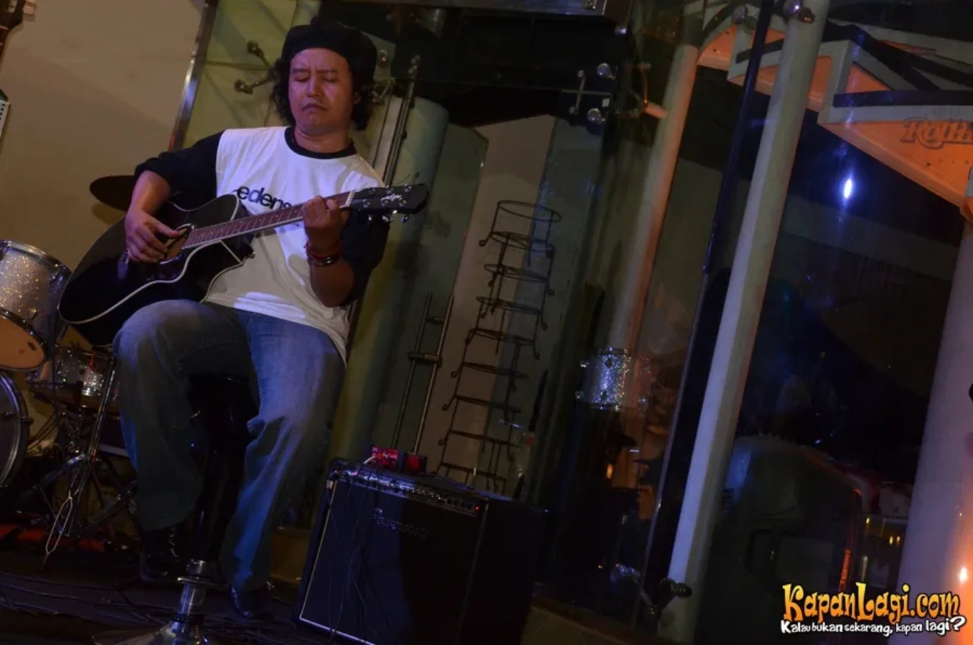 Jika Anda tidak melihat foto Andrea Hirata, kemungkinan karena foto dengan nomor tersebut tidak tersedia di Kapanlagi.com™