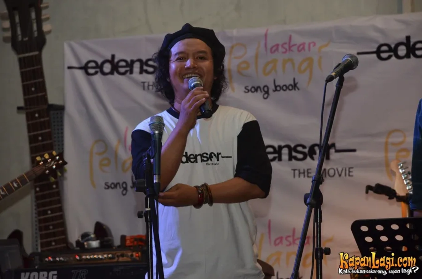 Jika Anda tidak melihat foto Andrea Hirata, kemungkinan karena foto dengan nomor tersebut tidak tersedia di Kapanlagi.com™