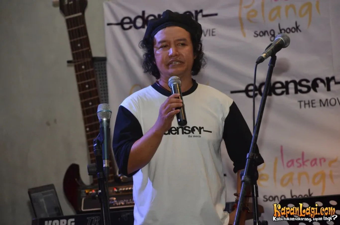 Jika Anda tidak melihat foto Andrea Hirata, kemungkinan karena foto dengan nomor tersebut tidak tersedia di Kapanlagi.com™