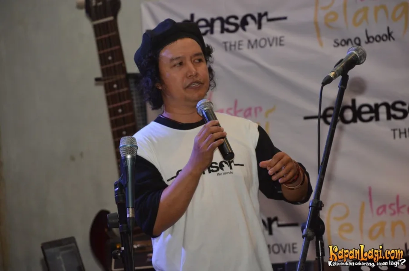 Jika Anda tidak melihat foto Andrea Hirata, kemungkinan karena foto dengan nomor tersebut tidak tersedia di Kapanlagi.com™