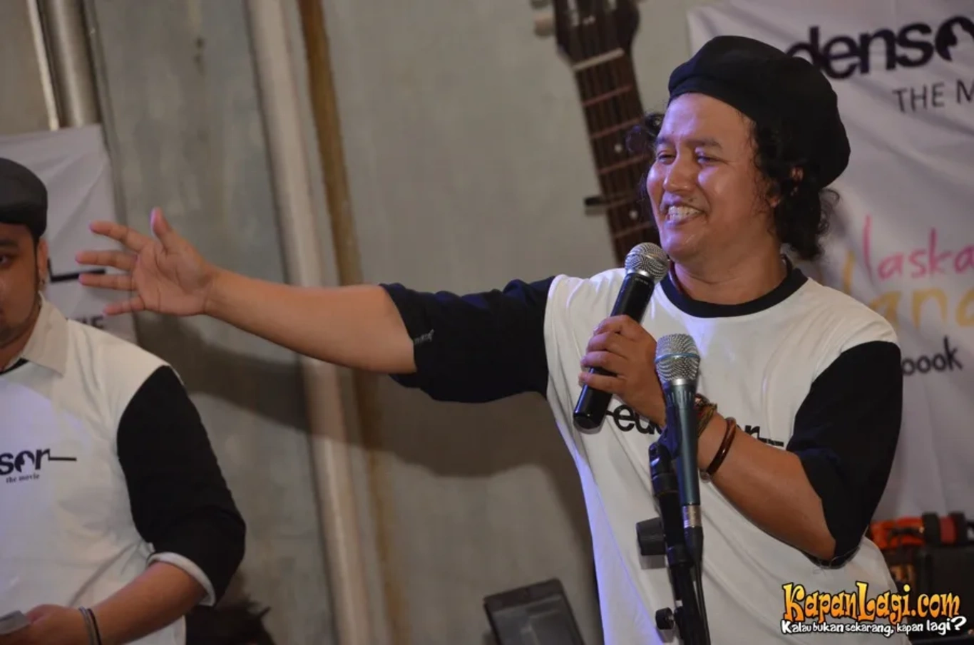 Jika Anda tidak melihat foto Andrea Hirata, kemungkinan karena foto dengan nomor tersebut tidak tersedia di Kapanlagi.com™