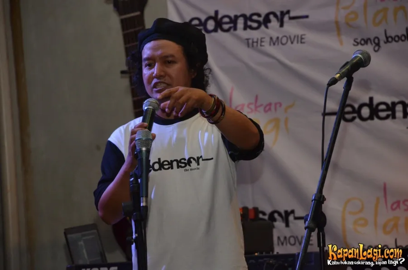 Jika Anda tidak melihat foto Andrea Hirata, kemungkinan karena foto dengan nomor tersebut tidak tersedia di Kapanlagi.com™