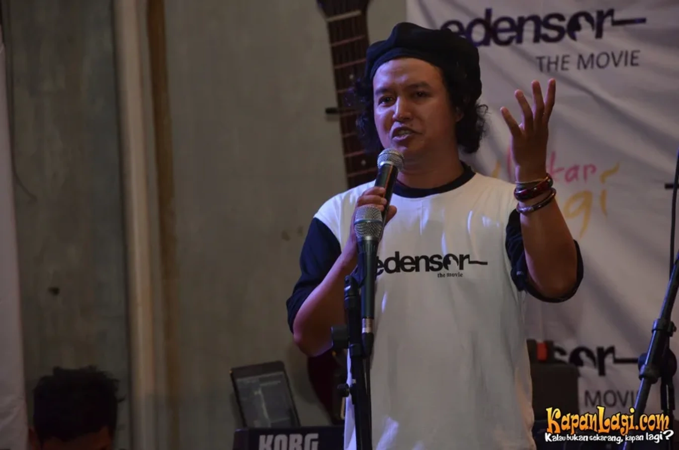 Jika Anda tidak melihat foto Andrea Hirata, kemungkinan karena foto dengan nomor tersebut tidak tersedia di Kapanlagi.com™