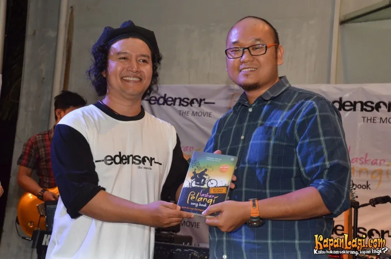 Jika Anda tidak melihat foto Andrea Hirata, kemungkinan karena foto dengan nomor tersebut tidak tersedia di Kapanlagi.com™